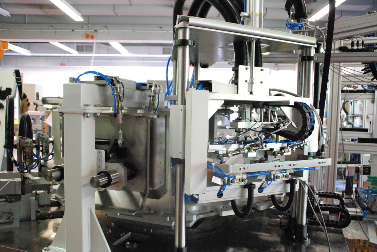 Details of the robomotion machine for the medtech industry. Various MISUMI components are visible in the picture, such as linear bushings and linear shafts, shaft supports, aluminium frames, insertion spring nuts, an- gles, pins and cable carriers.