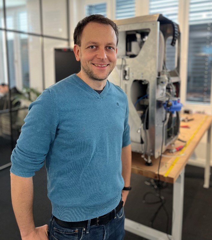 CEO Leininger at dropical headquarters: Pictured with the latest prototype